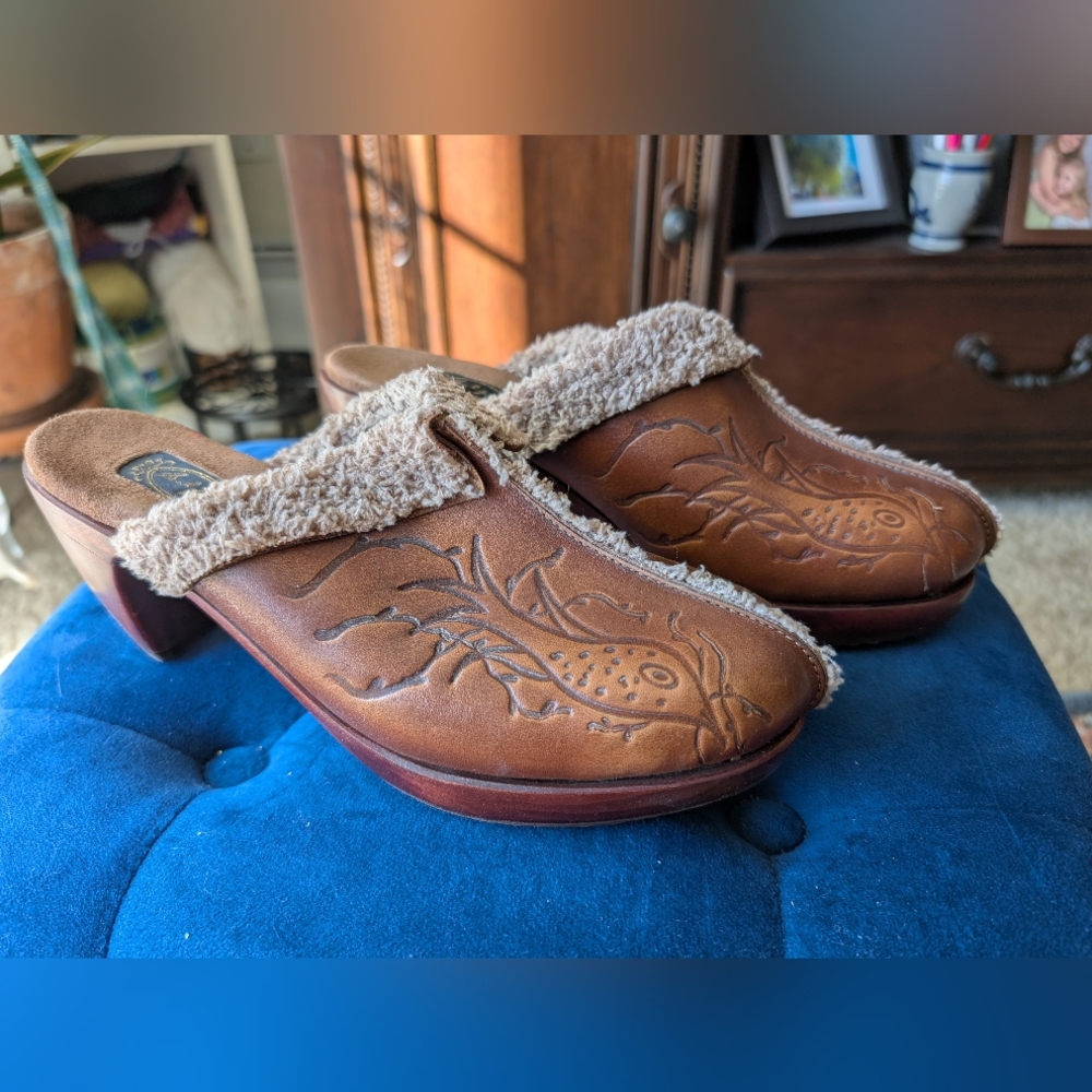 NWT Salpy Made In USA Leather Embossed Clogs Shearling sz 9